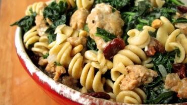 VIDEO: Clean Eating Winter Pasta with Kale Recipe