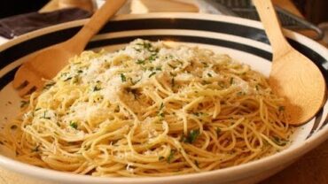 VIDEO: Garlic Spaghetti – Spaghetti Aglio e Olio Recipe – Pasta with Garlic and Olive Oil
