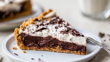VIDEO: NO-BAKE CHOCOLATE AVOCADO CREAM PIE | healthy dessert recipe