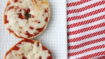 VIDEO: Pizza Bagel – Snack Recipes for Kids – Weelicious