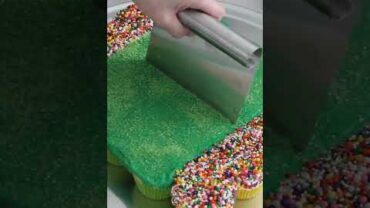 VIDEO: Football Stadium Pull-Apart Cupcake Cake | Food Network | #Shorts