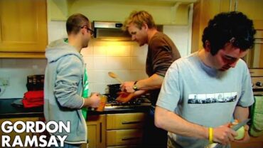 VIDEO: Teaching Lazy Bachelors How To Cook A Basic Curry | Gordon Ramsay