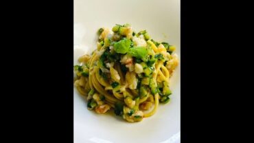 VIDEO: SPAGHETTI WITH ZUCCHINI AND PRAWNS:  easy and delicious! #shorts