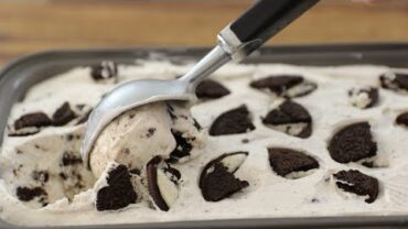 VIDEO: Easy Homemade Oreo Ice Cream Recipe