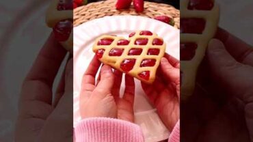 VIDEO: Strawberry Heart Cookies! 🍓❤️🍓