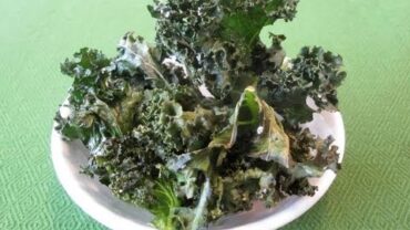 VIDEO: Snack Food Recipe for Kids: How to Make Kale Chips – Weelicious