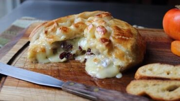 VIDEO: Baked Stuffed Brie – Brie en Croute stuffed with Cranberries & Walnuts