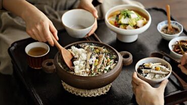 VIDEO: 🎥 추석요리영화 한 편 보실래요? 송이버섯솥밥, 나박김치 : Matsutake Rice, Nabak – Kimchi [우리의식탁]
