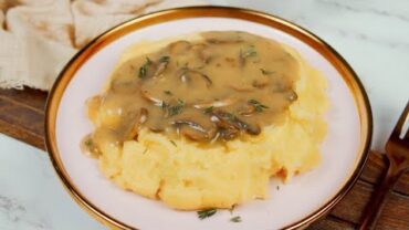 VIDEO: Mushroom gravy: how to make it perfect for the Thanksgiving day!