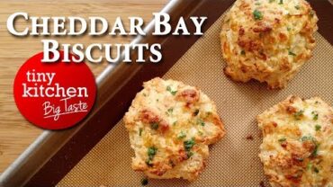 VIDEO: Red Lobster’s Cheddar Bay Biscuits // Tiny Kitchen Big Taste