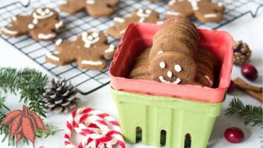 VIDEO: Vegan Gingerbread Cookies 🎄 ✨ Happy Holidays🎁 ❤️
