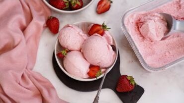 VIDEO: Vegan Strawberry Ice Cream (Dairy-Free, No-Churn) 🍓😍