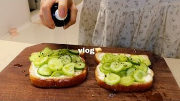 VIDEO: vlog |  자취생의 겨울 맞이 먹부림 일상 ☃️ 오이 샌드위치, 해물 삼계탕, 붕어빵,  달달한 딸기청 레시피🍓, 떡볶이 밀키트 3가지 맛 리뷰, 감기에 좋은 유자주스