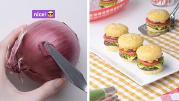 VIDEO: We color matched our buttercream for the perfect burger cupcakes 👌☺️🍔🧁