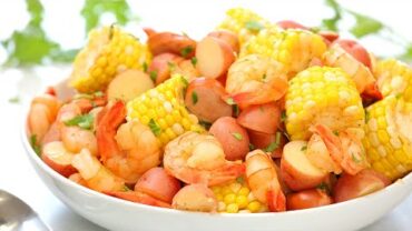 VIDEO: Easy Seafood Boil with Shrimp, Corn, Sausage & Potatoes | The Perfect Summer Dinner Recipe