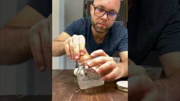 VIDEO: HOW TO PEEL HARD-BOILED EGGS #shorts