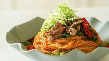 VIDEO: 비빔국수에 차돌박이를 넣으면..   Korean Spicy noodles with Beef Brisket [아내의 식탁]