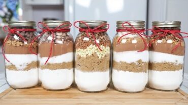 VIDEO: 5 Brownie-In-A-Jar Recipes | Edible Gifts
