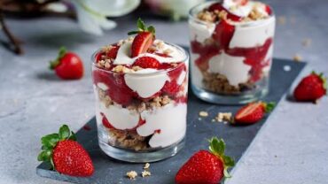 VIDEO: Strawberry Parfait (Vegan Summer Dessert In A Jar)