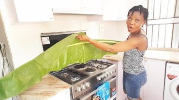 VIDEO: How to Prepare Banana Leaves for Cooking | Flo Chinyere
