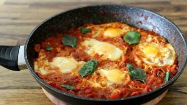 VIDEO: Shakshuka Recipe – Eggs Poached in Tomato Sauce
