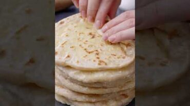 VIDEO: Fluffy and delicious pita bread that cooks in 5 minutes in a pan 😍 #shorts #cookistwow #pita