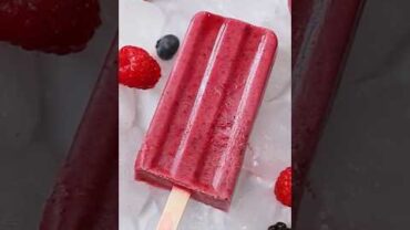 VIDEO: Very Berry Smoothie Pops | Frozen Summer Treats #shorts