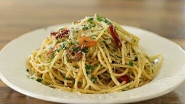 VIDEO: Spaghetti Aglio e Olio Recipe