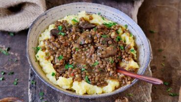 VIDEO: Hearty Lentil Stew With Mashed Potatoes (Easy Recipe)