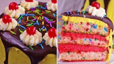 VIDEO: You’ll go bananas for our chocolate covered banana split cake! | Cakes, Cupcakes & More by So Yummy