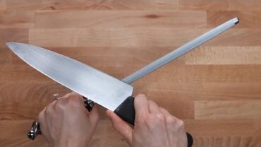 VIDEO: How To Sharpen Dull Knives