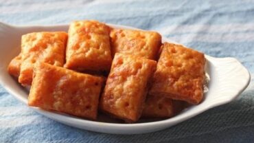 VIDEO: Cheesy Crackers – Homemade Cheese Crackers Recipe