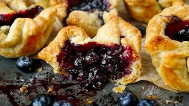 VIDEO: Easy BLUEBERRY TARTS with puff pastry!