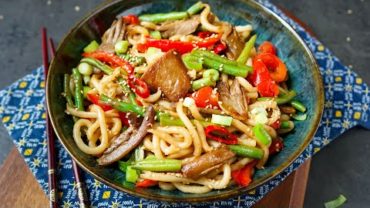 VIDEO: Spicy udon noodle stir fry!