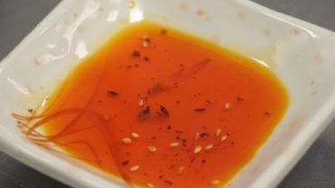VIDEO: How to Make Chinese Red Hot Chili Oil （红油）