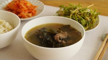 VIDEO: [CC] Miyeok-Guk (Seaweed Soup with Beef) : Korean Soup : Honeykki 꿀키