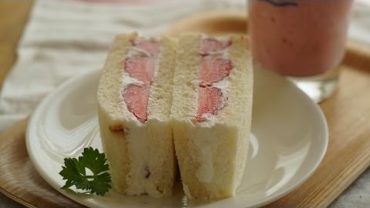 VIDEO: 딸기샌드위치와 딸기스무디 : strawberry sandwich& strawberry smoothie : 꿀키