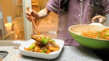 VIDEO: vlog | 방학한 대학생의 삼시세끼 챙겨먹는 하루🍯(고등어무조림, 메론우유, 양배추베이컨볶음, 미역냉국, 딸기케이크, 간장게장)