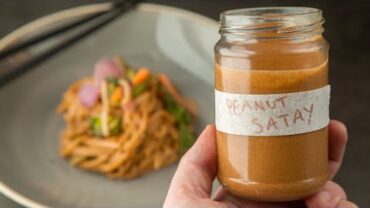 VIDEO: EASY VEGAN PEANUT SATAY SAUCE | VEGANUARY