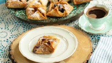 VIDEO: Make-Ahead Fall Dessert: Milopitakia: Mini Apple Phyllo Pies