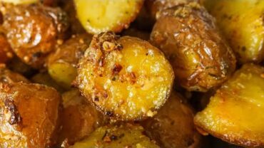 VIDEO: Cheesy Garlic Potatoes!