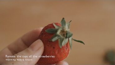 VIDEO: 진짜 딸기로 만든 딸기우유? : Strawberry syrup and Fresh Strawberry Milk | Honeykki 꿀키