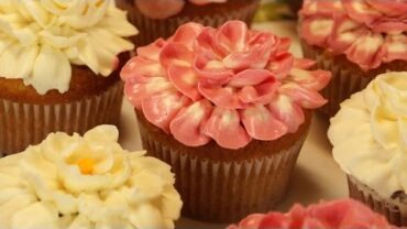 VIDEO: How to Make Buttercream Flowers – Piping Technique for Decorating Cupcakes