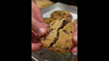 VIDEO: CHOCOLATE CHIP COOKIES #shorts #asmr