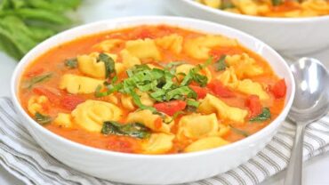VIDEO: Creamy Tomato & Tortellini Soup | 20 Minute Dinner Recipe