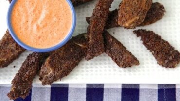 VIDEO: Blue Corn Chip Crusted Fish Sticks – 4th of July Recipes – Weelicious