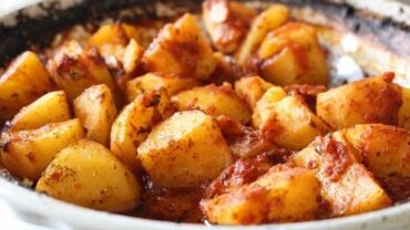 VIDEO: Easy Roasted Potatoes In Tomato Sauce