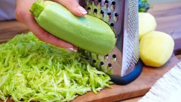 VIDEO: Einfach eine Zucchini und Kartoffel reiben! Es ist so lecker, dass man es immer wieder kochen kann!
