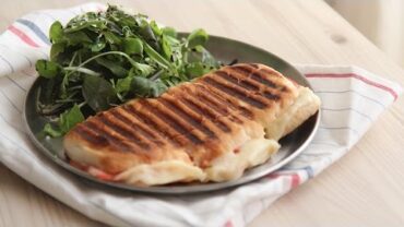 VIDEO: [SUB] 토마토 모짜렐라 파니니 / Grilled tomato mozzarella panini