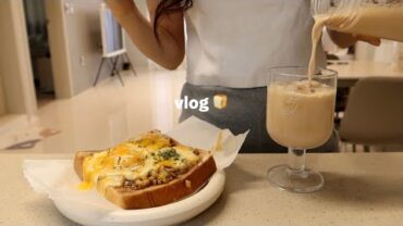 VIDEO: vlog | 🍞 애플시나몬 토스트, 밀크티 만들고 출근도시락 싸는 자취생 일상, 퇴근후 국물떡볶이에 치즈폭탄🧀, 매콤한 김치말이찜, 모히또 레시피, 명란오일파스타